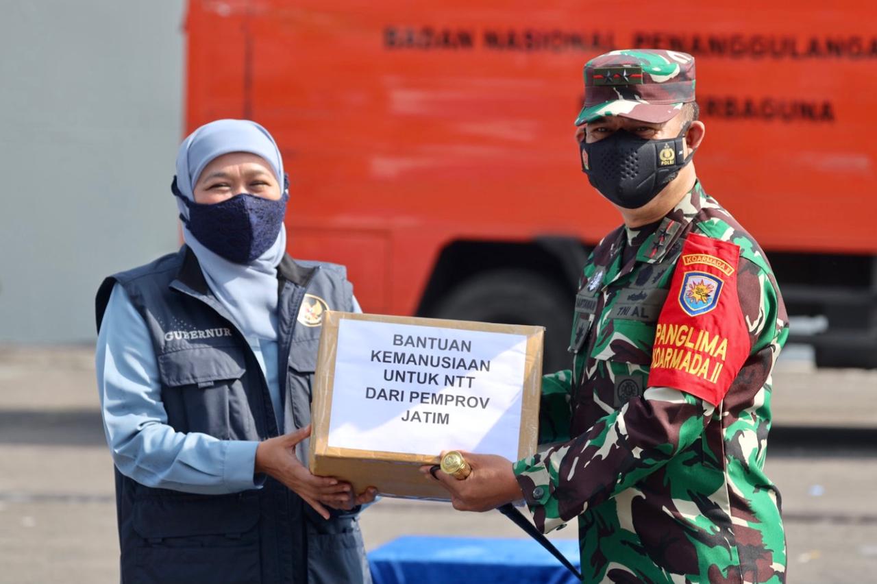 Melalui Koarmada II, Kembali TNI AL Kirimkan Bahan Bantuan Kepada Korban Bencana Alam di NTT