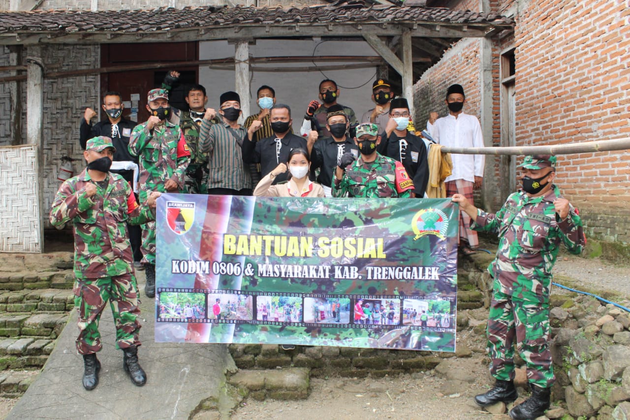 Sambil Ngetrail, Dandim 0806/Trenggalek Salurkan Bantuan Sosial Bagi Kaum Dhuafa