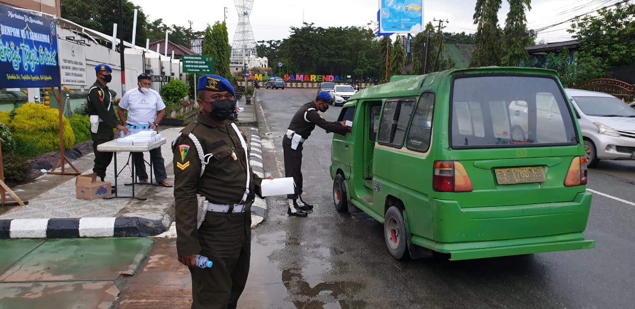 Polisi Militer TNI-AD Bagikan 100 Paket Takjil dan Masker Pada Warga Pengguna Jalan