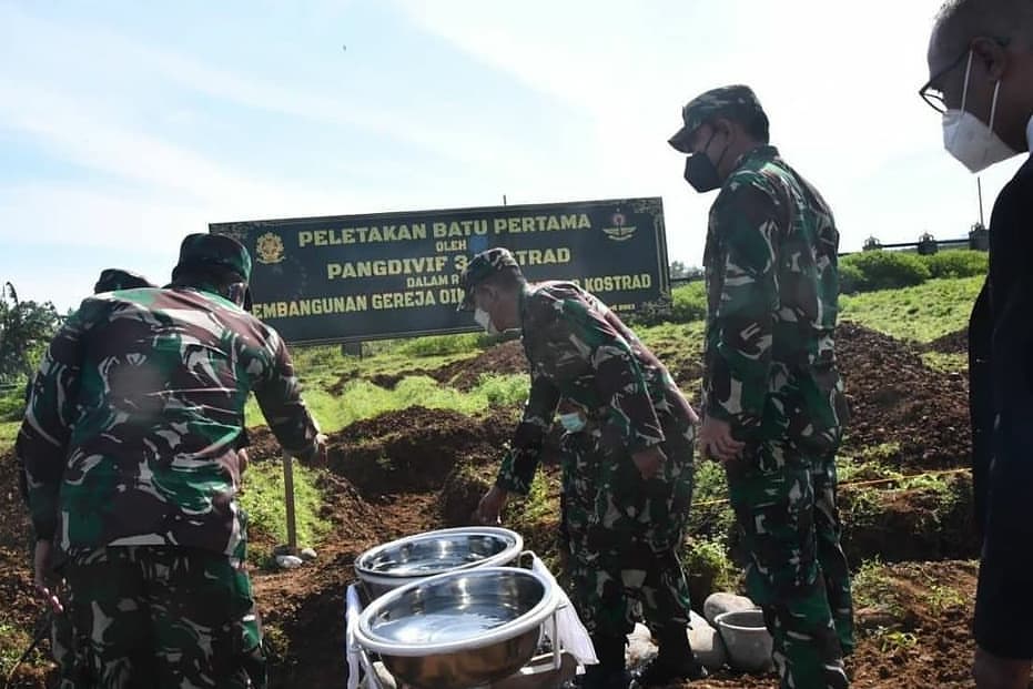 Pangdivif 3 Kostrad Letakan Batu Pertama Pembangunan Gereja Oikumene di Mako Divif 3 Kostrad