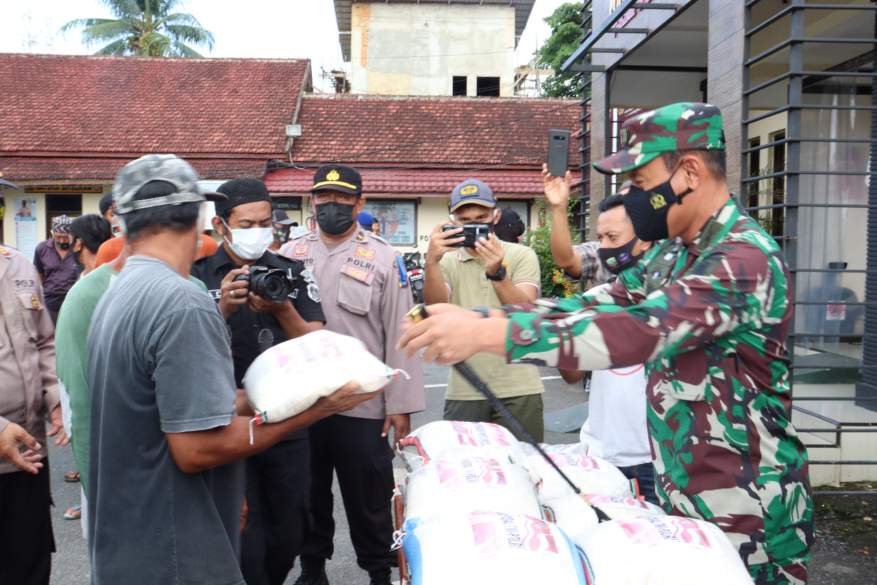 Bantuan Sosial TNI – POLRI Peduli Dampak Covid-19 di Kabupaten Kotabaru