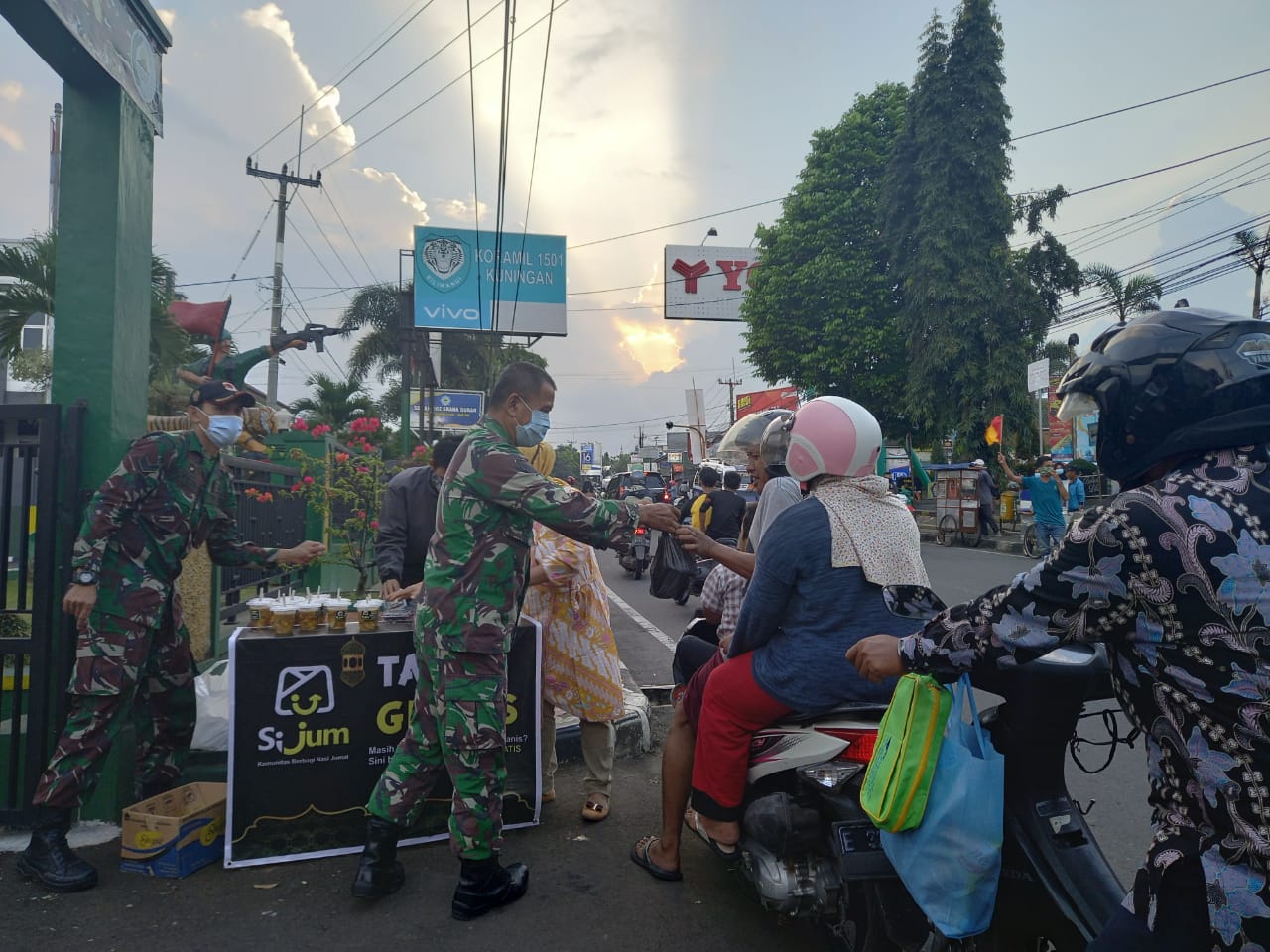 Jum’at Barokah, Personel Koramil 1501/Kuningan Bagikan Takjil Gratis Jelang Berbuka Puasa