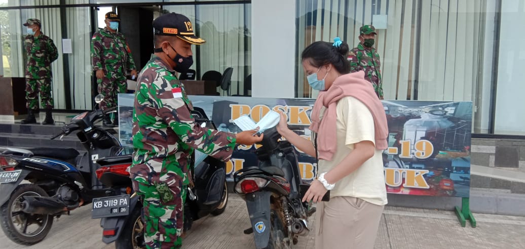 Bersama Kadiskes, Dandim Sambas Tinjau Penanganan Pemulangan Pekerja Migran Indonesia