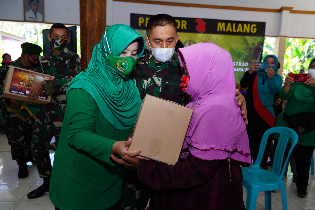 Peduli Korban Gempa, Pangdivif 2 Kostrad Berikan Bantuan Paket Sembako