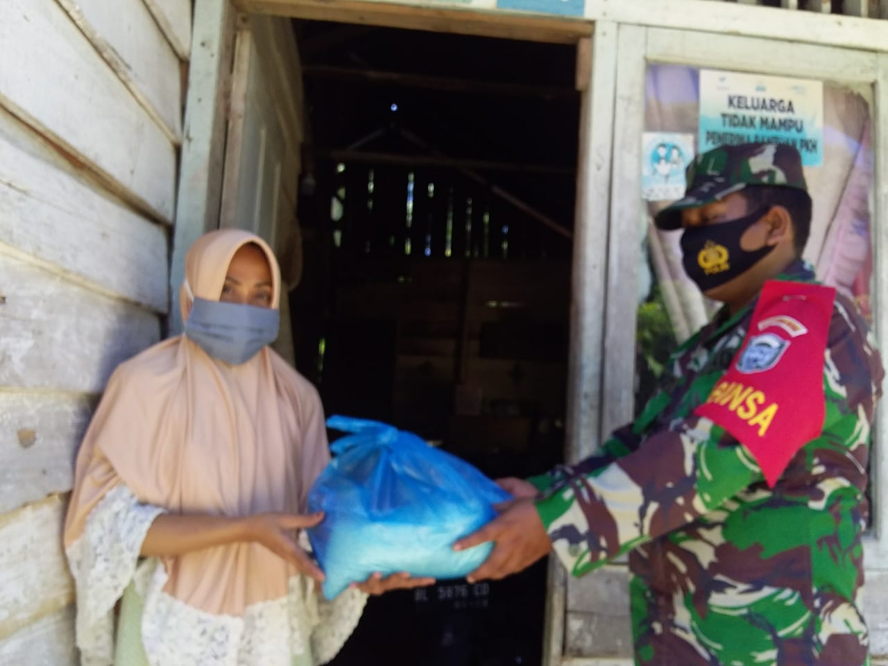 Kontinyu, TNI di Abdya Bagi Sembako Untuk Warga Prasejahtera