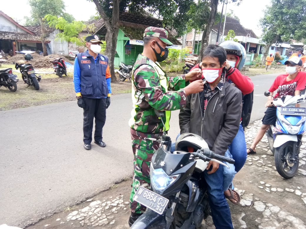 PPKM Diperpanjang, Koramil 0803/06 Gemarang Laksanakan Operasi Yustisi Dan Bagikan Masker