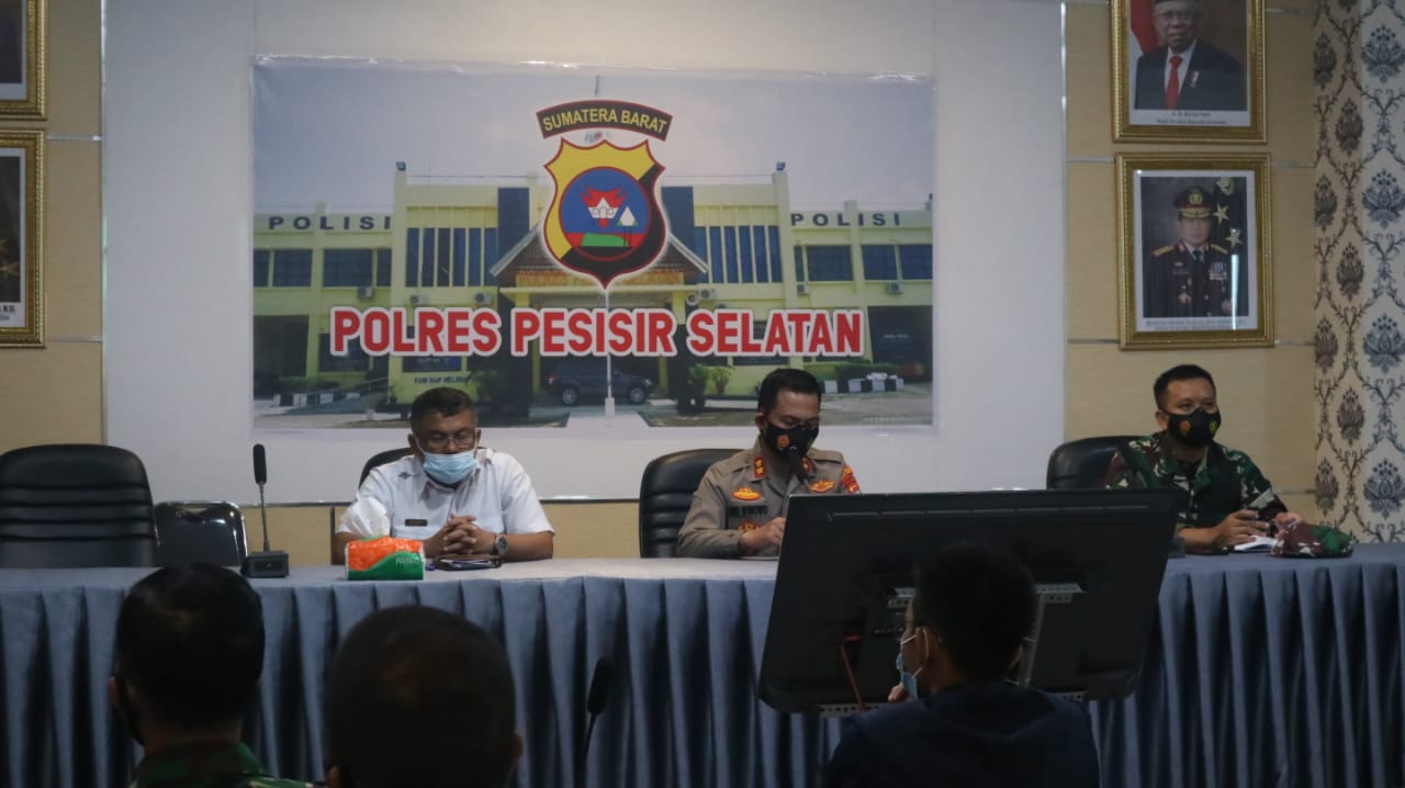 Dandim 0311/Pessel Mengikuti Rakor Lintas Sektorial Melalui Sarana Vidio Conference Di Polres Pessel