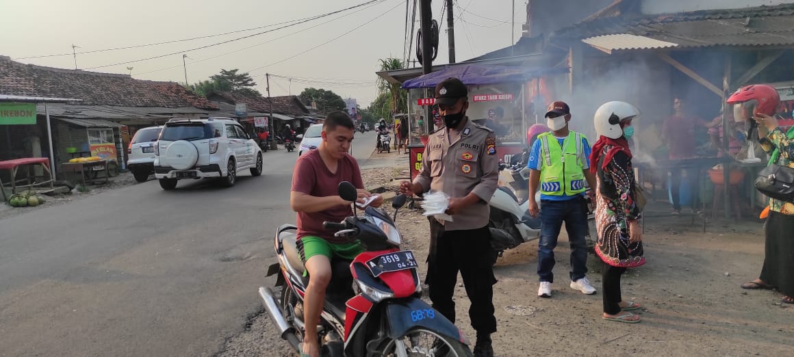 Jelang Buka Puasa, Polsek Cipocok Jaya Bagikan Ratusan Masker