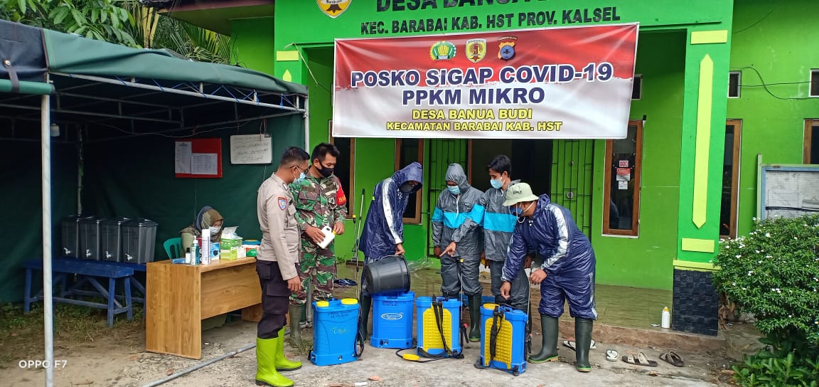 Bersama Posko PPKM Banua Budi, Babinsa Kodim Barabai Lakukan Penyemprotan Disinfektan