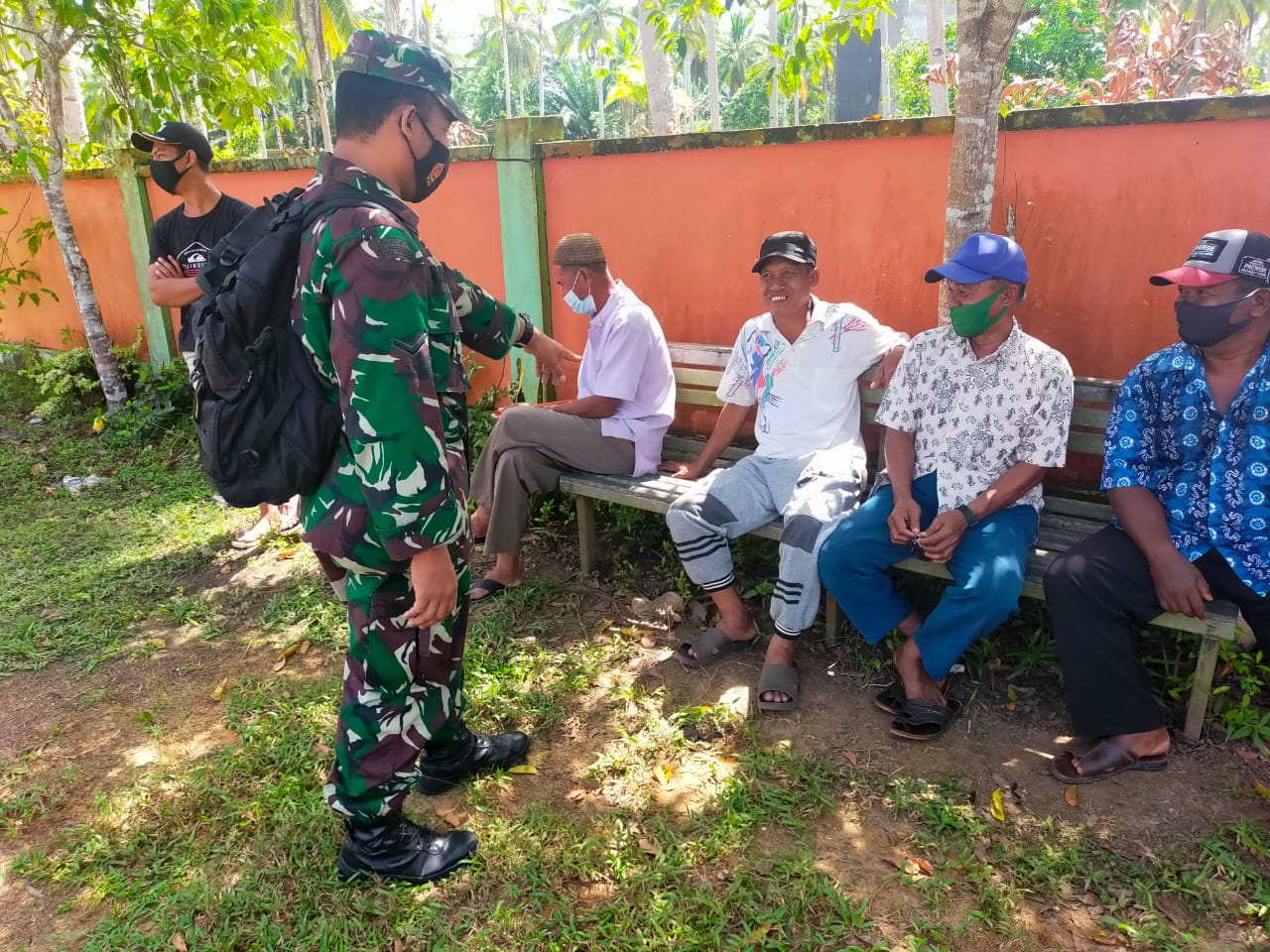 Gaya Babinsa Koramil Penajam Saat Komsos Dengan Warga Binaannya di Tanjung Tengah