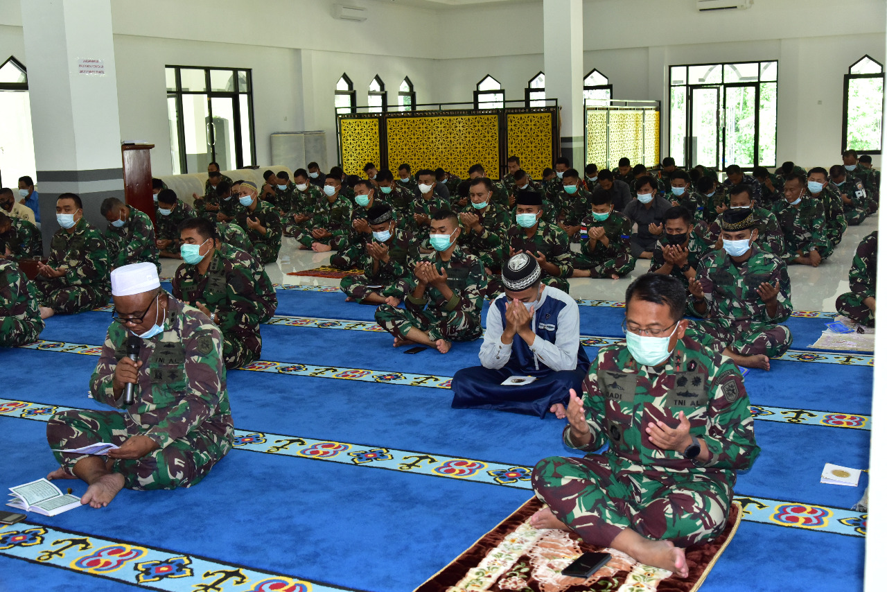 Prajurit Koarmada III Doa Bersama dan Sholat Gaib untuk Awak KRI Nanggala-402 yang Gugur