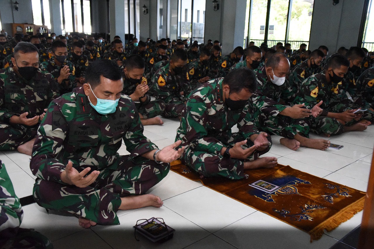 Personel dan Taruna AAL Gelar Sholat Ghoib Iringi Gugurnya Prajurit KRI Nanggala-402