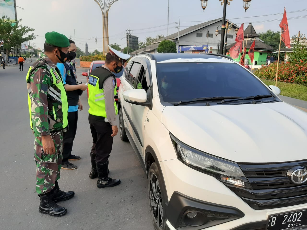 Kodim 0803/Madiun Terjunkan Personelnya Lakukan Operasi Yustisi Penyekatan Larangan Mudik Lebaran