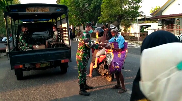 Ramadhan Berkah, Kodim 0716/Demak Tiap Sore Bagikan Takjil Gratis