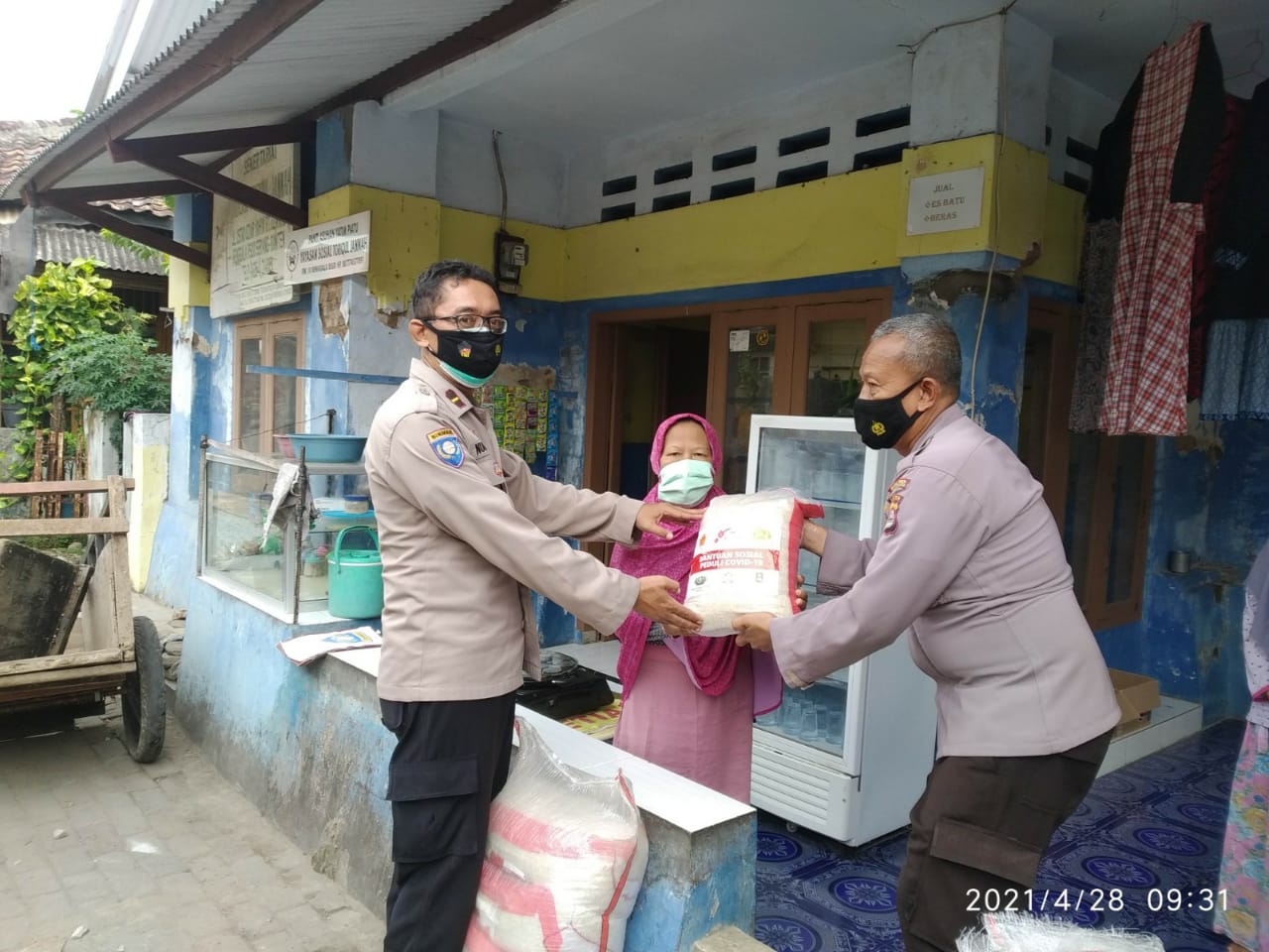 Ramadhan Berkah, Polres Serang Kota Bagikan Bantuan Beras Ke Yayasan