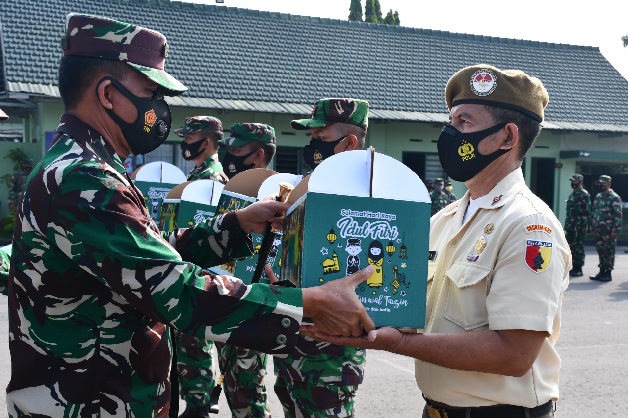 Danrem 081/DSJ Serahkan Bingkisan Lebaran Kepada Anggotanya