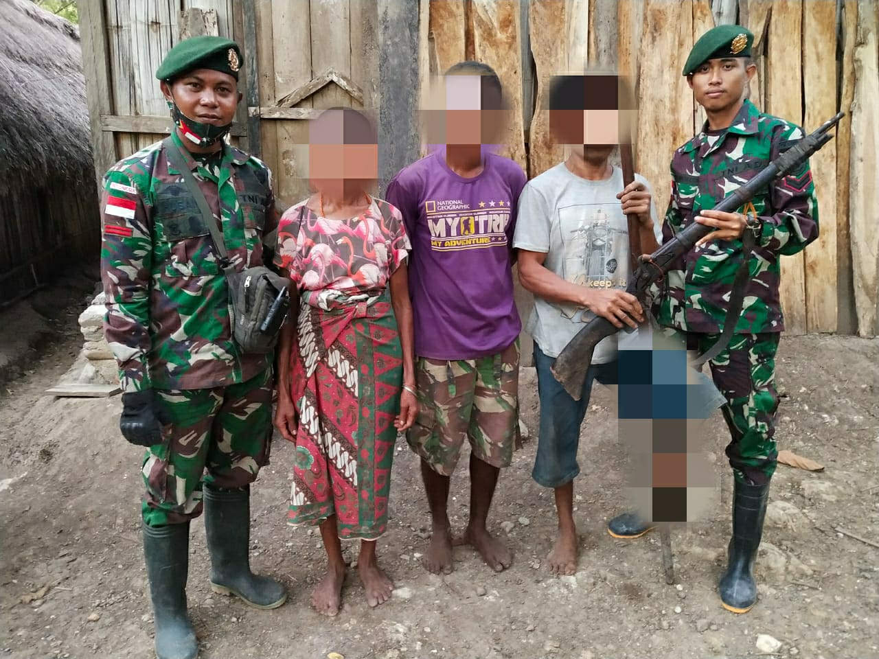 Satgas Pamtas Yonarmed 6/3 Kostrad Terima Satu Pucuk Senjata Api di Pos Oepoli Sungai