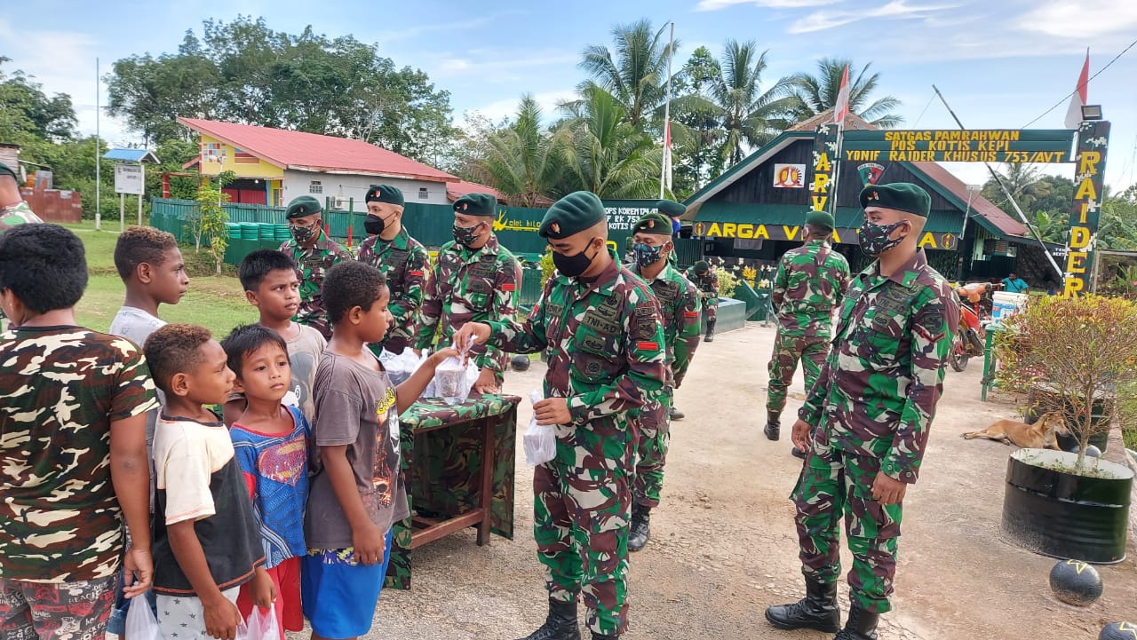 Satgas TNI Yonif 756/WMS Berbagi Takjil Untuk Keberkahan di Bulan Ramadhan