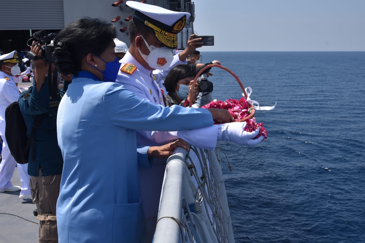 Panglima Koarmada II Turut Berikan Penghormatan Terakhir Bagi Para Prajurit KRI Nanggala-402 Di Laut Bali