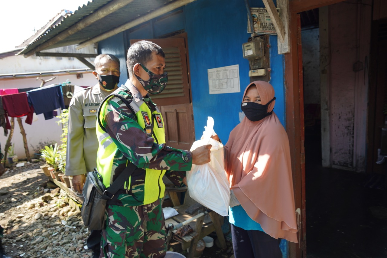 Door to Door, Prajurit Wijayakusuma Sambangi Warga Berikan Sembako