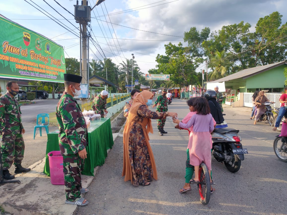 Jum’at Berbagi Di Bulan Ramadhan, Kodim 0209/LB Bagikan Takjil