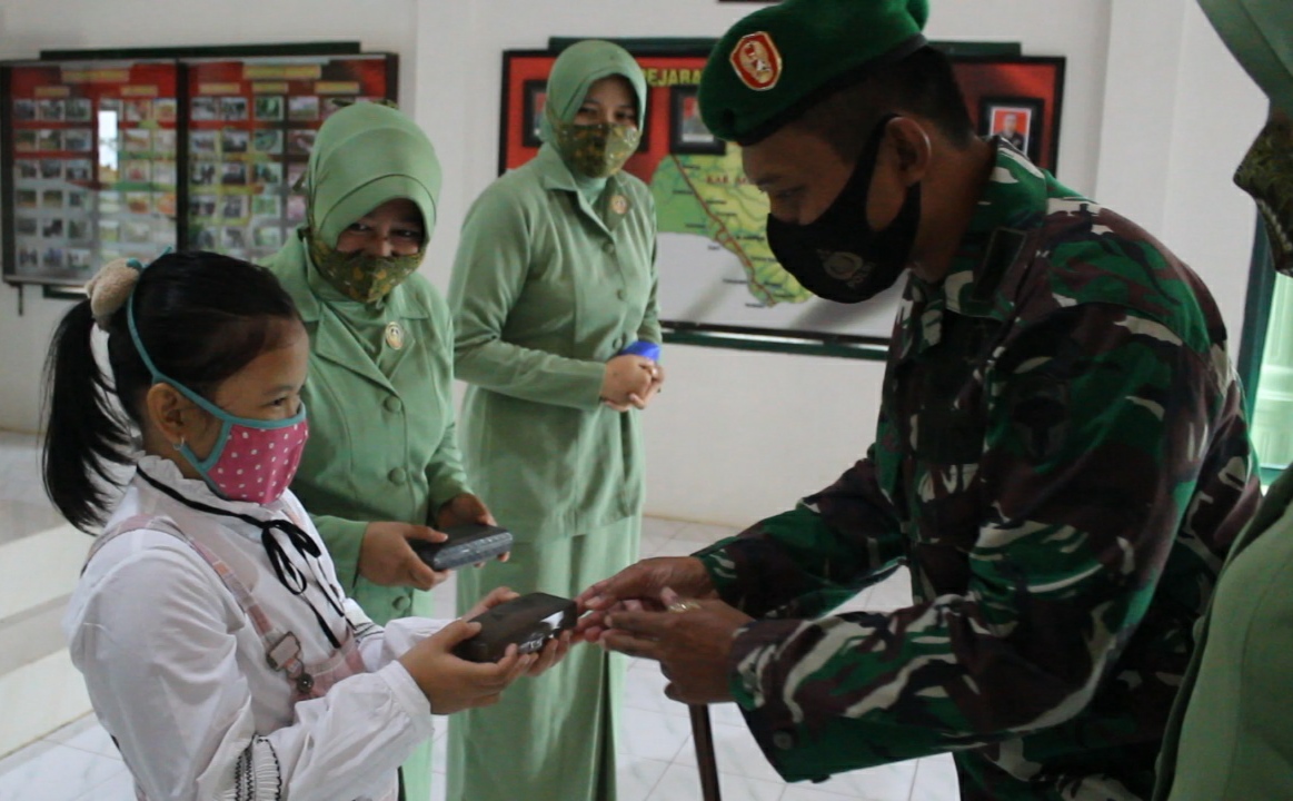 Dandim Abdya Serahkan Kacamata Baca Bantuan Pangdam IM