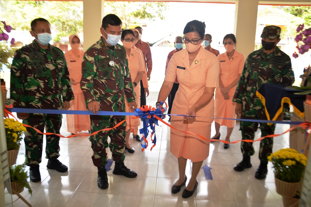 Ketua Cabang Yasarini Lanud Abd Saleh Resmikan Beberapa Bangunan Sekolah Angkasa