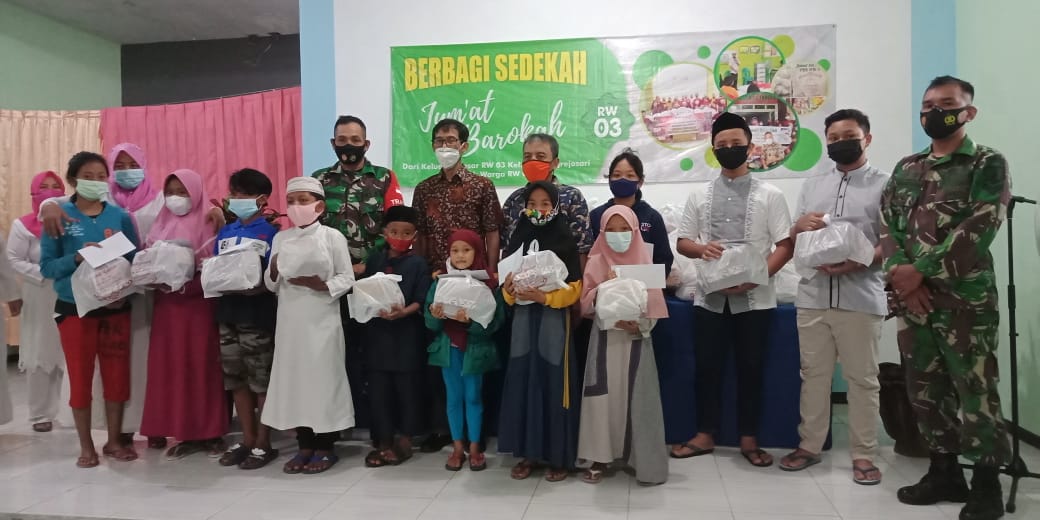 Ramadhan Berkah, RW 03 Bandungrejosari Bagikan Paket Sembako pada Anak Yatim dan Duafa