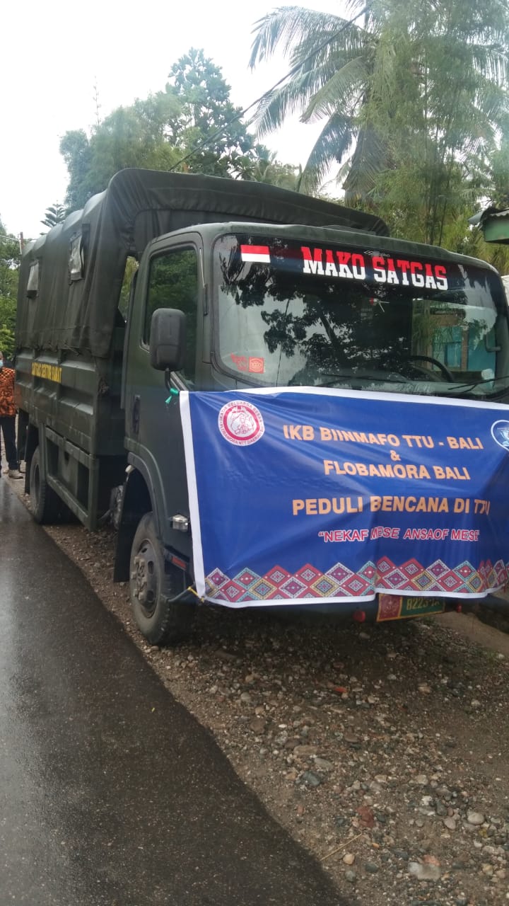 Satgas Pamtas Yonarmed 6/3 Kostrad RI-RDTL Sektor Barat Membantu Pemda Mengatasi Kesulitan Warga