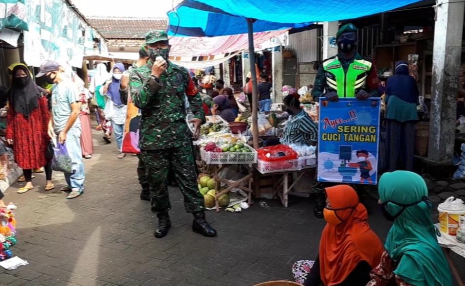 Pandemi Belum Usai, Anggota Kodim 0802/Ponorogo Terus Sosialisasikan Protokol Kesehatan Covid-19