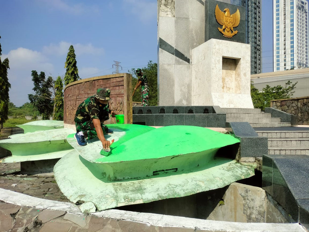 Sambut Hardikal Ke-75 Tahun 2021 Prajurit Kodiklatal Pembersihan TMP 10 Nopember Surabaya