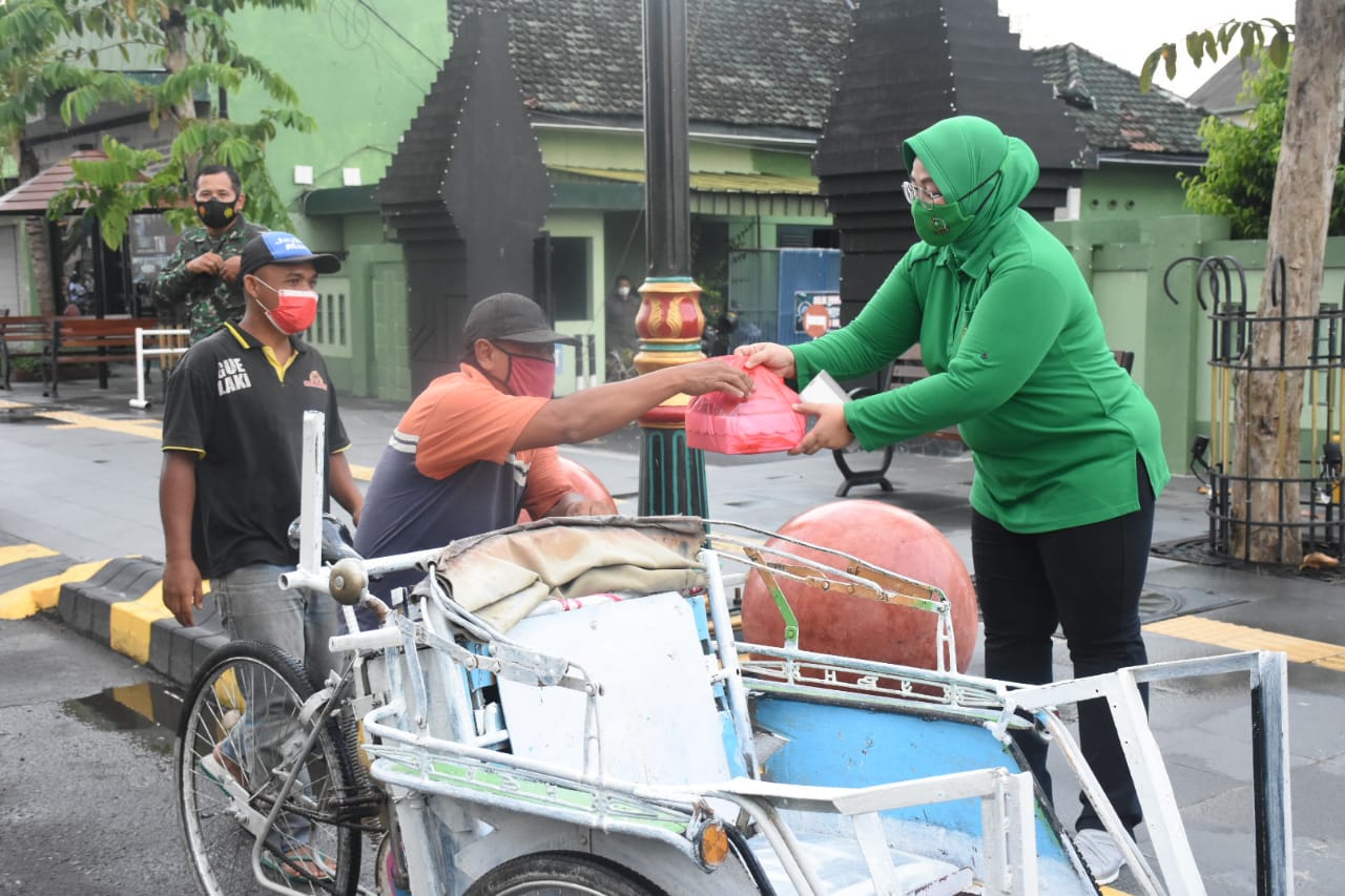 Berburu Berkah Dibulan Ramadan, Kodim 0803/Madiun Bersama Persit KCK Cab XVII Dim 0803 Dan Ranting Jajaran Bagikan 1000 Takjil