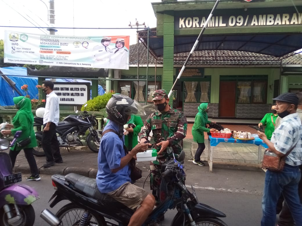 Peduli Ramadhan, Koramil 09/Ambarawa Bagikan Nasi Kotak Kepada Masyarakat