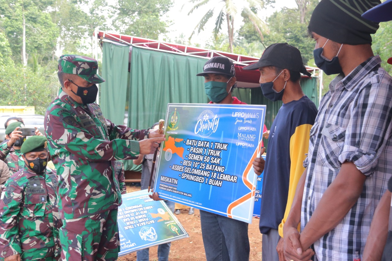 Divif 2 Kostrad Bersama Lippo Malls Jatim, Gelar Baksos Peduli Korban Gempa Malang Salurkan Bantuan Bahan Bangunan 45 Truk