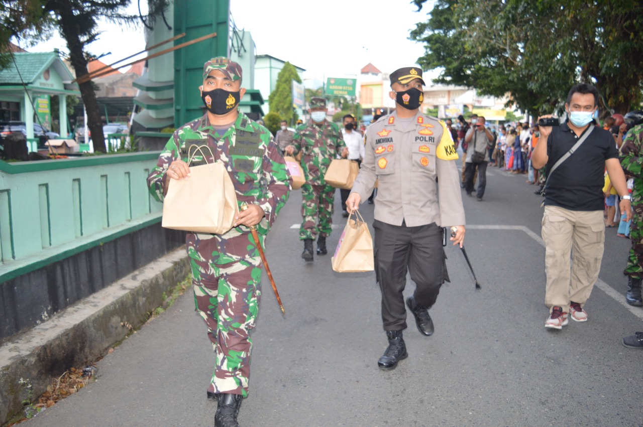 Kodim 0716/Demak Bersama Polres Bagikan 777 Paket Takjil dan Masker Kepada Masyarakat Kurang Mampu