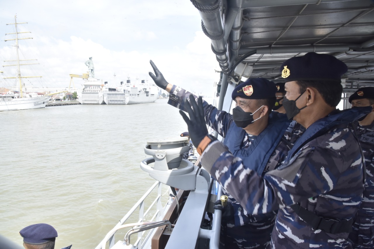 Jelang Serah Terima Jabatan, Pangkoarmada II laksanakan Inspeksi Kapal Perang