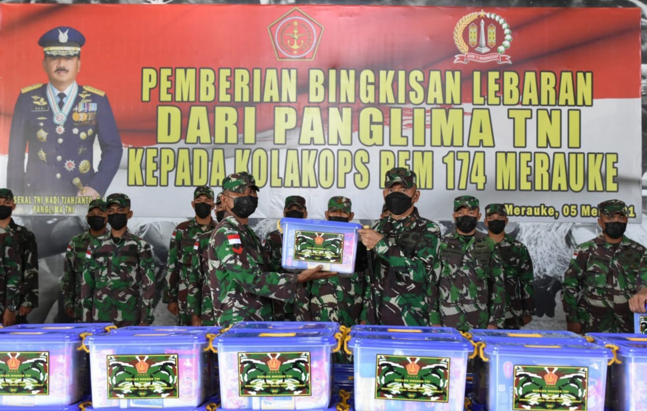 Danrem Merauke Serahkan Bingkisan Panglima TNI kepada Prajurit Kolakops Rem 174 Merauke