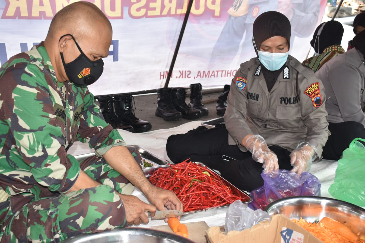 Dapur Umum TNI – POLRI Siapkan Ratusan Paket Buka Puasa Untuk Warga Berdampak Covid-19