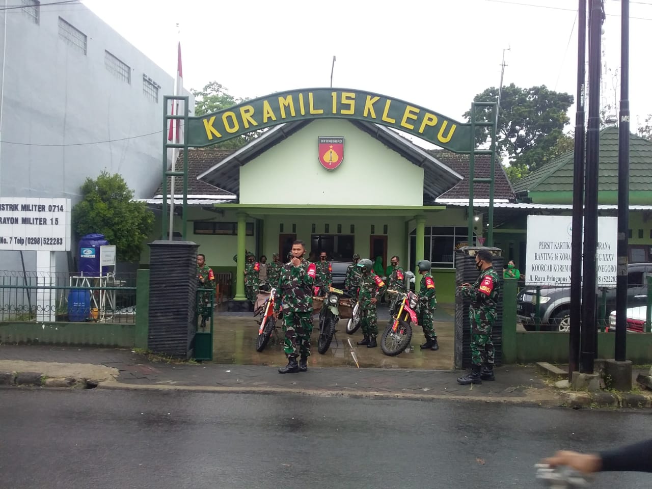 Peduli Sesama, Koramil 15/Klepu Berbagi Takjil dan Nasi Kotak