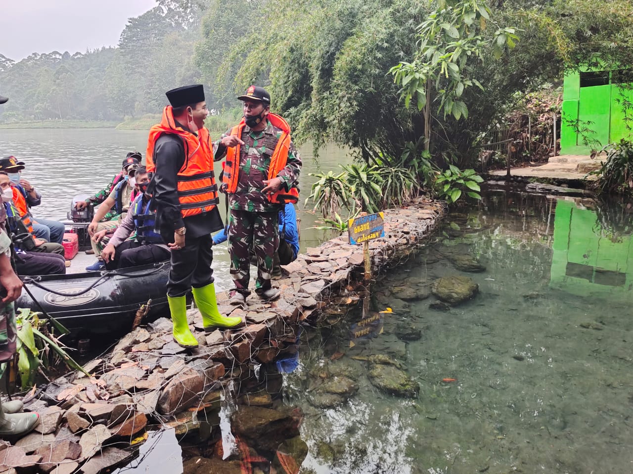 Bupati Kabupaten Bandung Dadang Supriatna Kunjungi Sektor 1 Satgas Citarum Harum Di Cisanti