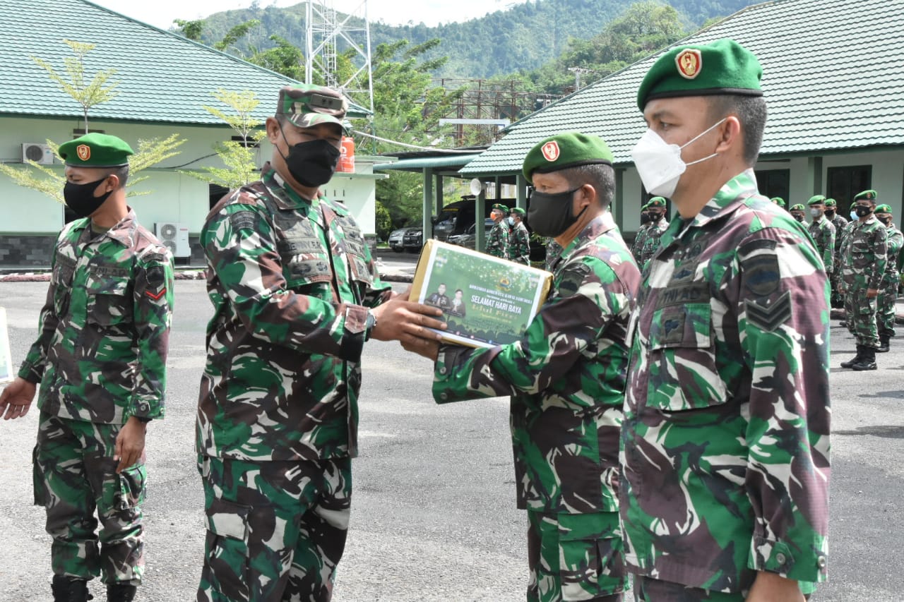 Danrem 023/KS Bagikan Bingkisan Lebaran Kepada Prajurit dan PNS