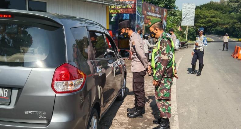 Jajaran Kodim 0803/Madiun Bersama Polres Madiun Laksanakan Operasi Penyekatan Larangan Mudik Lebaran 1442 H/2021