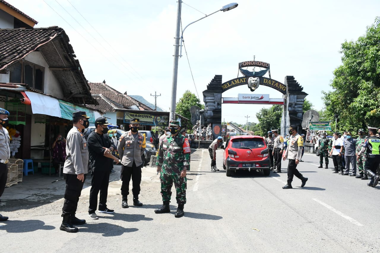 Dandim 0802/Ponorogo Bersama Forkopimda Kab. Ponorogo Tinjau Langsung Pos Check Point Penyekatan