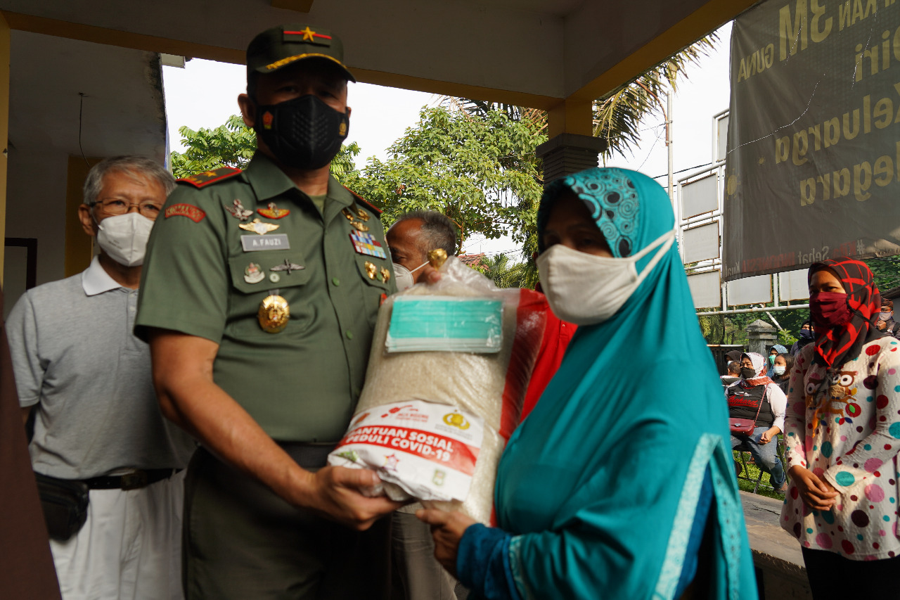 Danrem 061/Sk Bersama Yayasan Buddha Tzu Chi Bagikan Lima Ton Beras Buat Orang Tidak Mampu