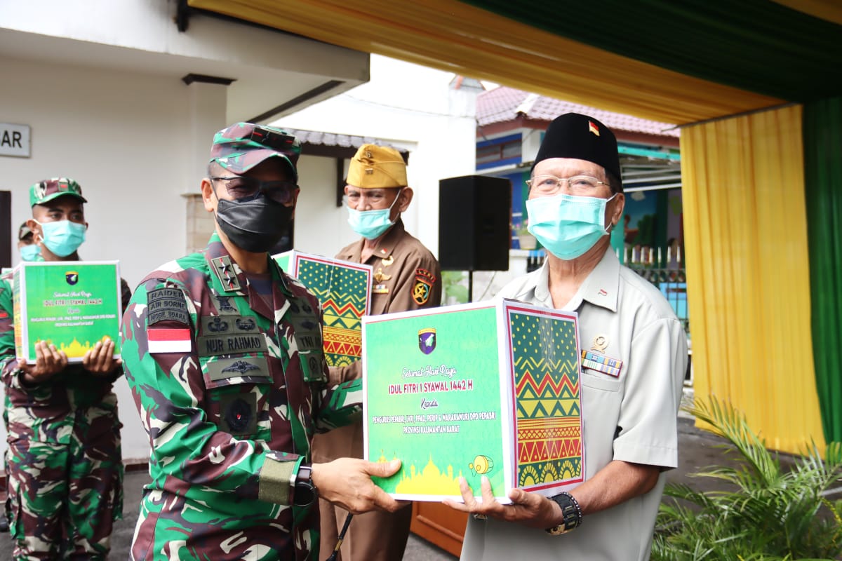 Pangdam XII/Tpr Bagikan Bingkisan Hari Raya Idul Fitri Kepada KBT