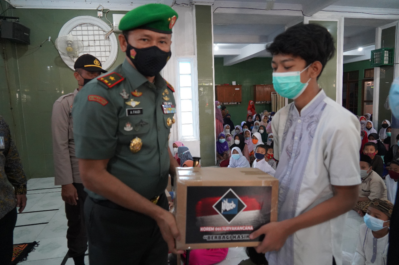 Danrem 061/Sk Berikan Spirit Ramadhan di Tengah Pandemi Covid 19 Kepada Yatim, Duafa dan Kaum Disabilitas