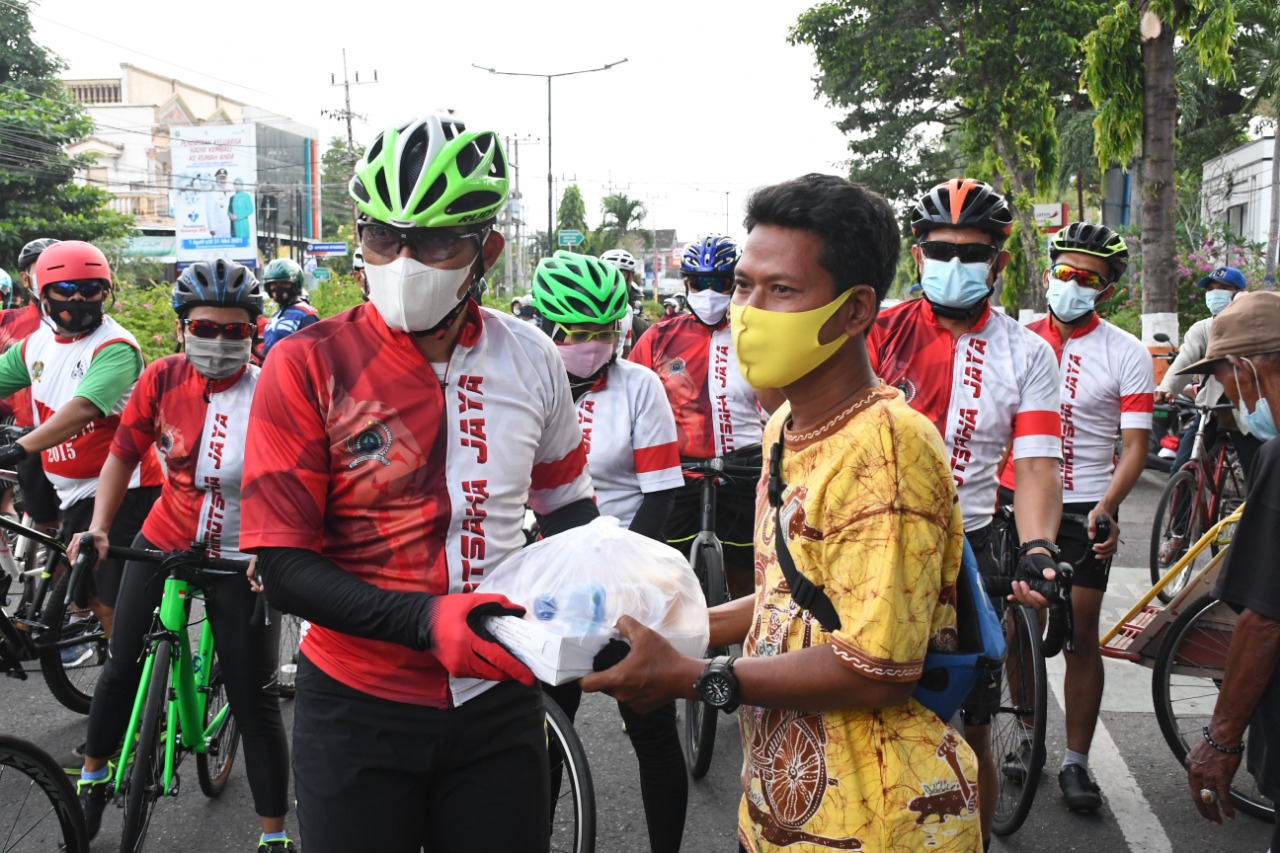 Danrem 081/DSJ dan Tim Gowes Ojo Kendor Bagi-Bagi Takjil