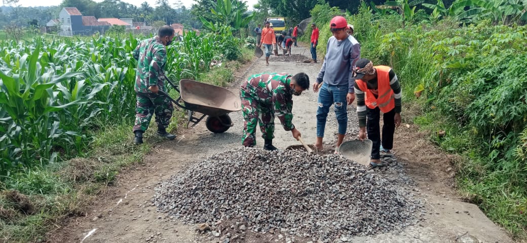 Rawan Kecelakaan, Babinsa Cilimus Perbaiki Jalan Berlubang di Desa Bojong