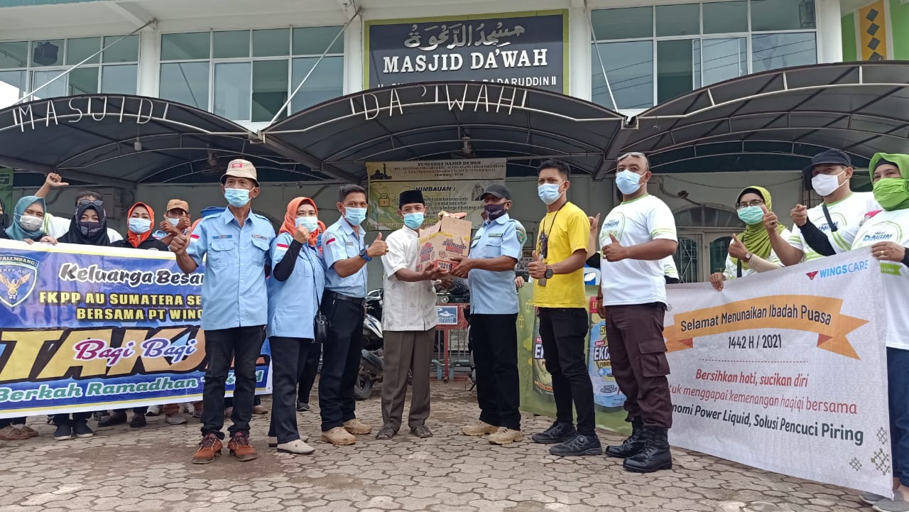 Ramadhan Berkah, FKPP AU Sumsel Bersama PT. Wings Bagikan Takjil Ke Masjid