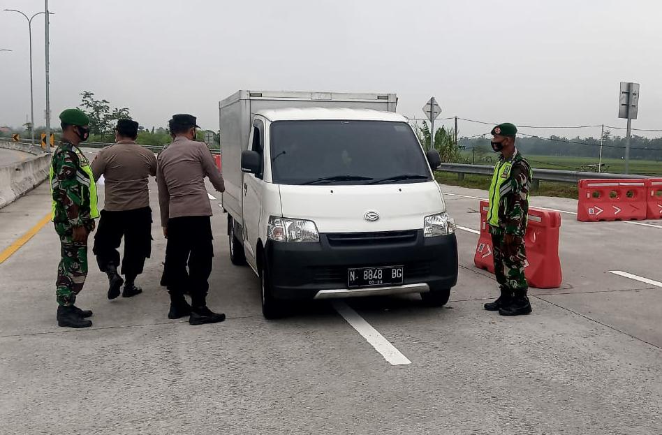 Personel Koramil 0803/02 Madiun Laksanakan Operasi Penyekatan Terkait Peraturan Larangan Mudik